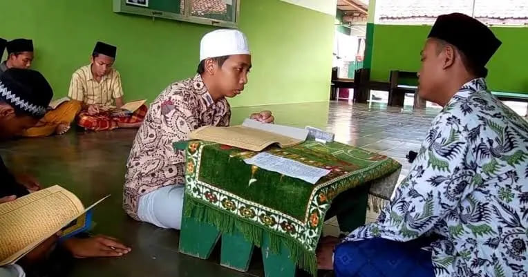 Sorogan Kitab/Buku: Metode Pesantren untuk Menyelamatkan Akal Universitas di Tengah Gempuran AI