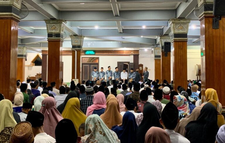 Nahkoda NU Pada Kapal yang Retak Sesudah Menabrak Karang