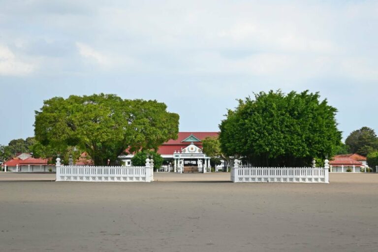 Ketika Bayang-Bayang Vredeburg di Atas Hamparan Pasir Pantai Alun-Alun Utara