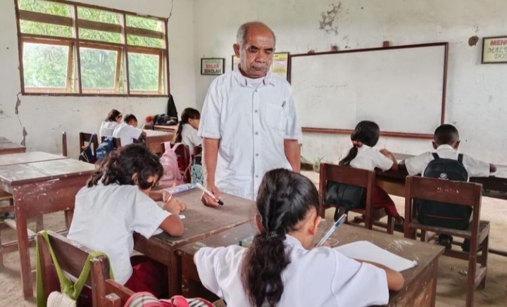 Para Penjaga Cahaya: Renungan untuk Hari Pendidikan Nasional