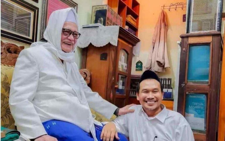 Wibawa Kultural Kyai Khos versus Birokrasi Kekuasaan