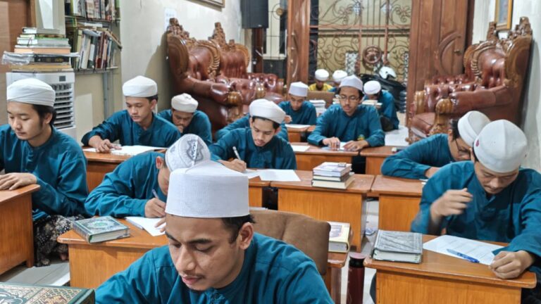 Jaga Sanad dan Tradisi Qira’at, Ponpes Raudlatul Muhibbin Al Mustainiyah Surakarta Gelar Ujian Komprehensif Qira’at Sab’ah Kitab Faidhul Barokat