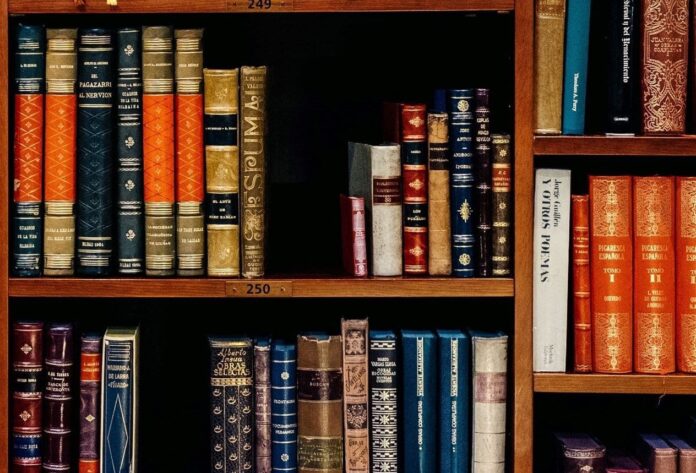 Kitab-kitab klasik di perpustakaan pesantren menjadi sumber penting bagi santri dan akademisi dalam mendalami ilmu-ilmu Al-Qur'an. (Sumber Gambar: seekersguidance.org)