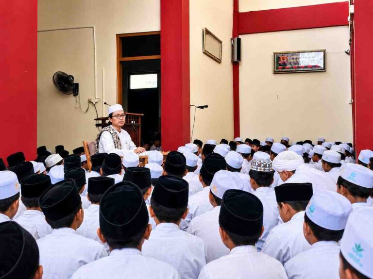Di Hadapan Ratusan Asatidz dan Santri, Dr. KH. Mustain Nasoha Kupas Mendalam Fikih Empat Mazhab