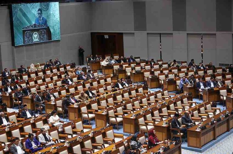 Ketika Kebebasan Justru Membuat Politik Kehilangan Jiwanya: Refleksi Paradoks Demokrasi Indonesia Hari Ini