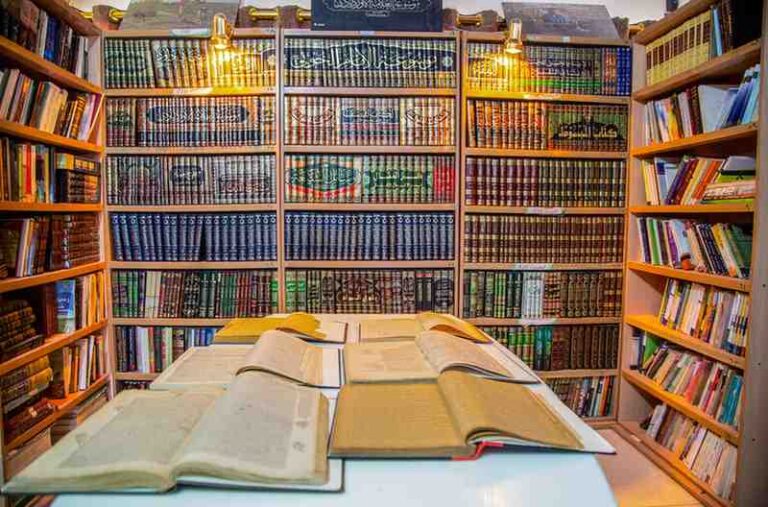 Kitab-kitab klasik di perpustakaan pesantren menjadi sumber penting bagi santri dan akademisi dalam mendalami ilmu-ilmu Al-Qur'an. (Sumber Gambar: almerja.com)