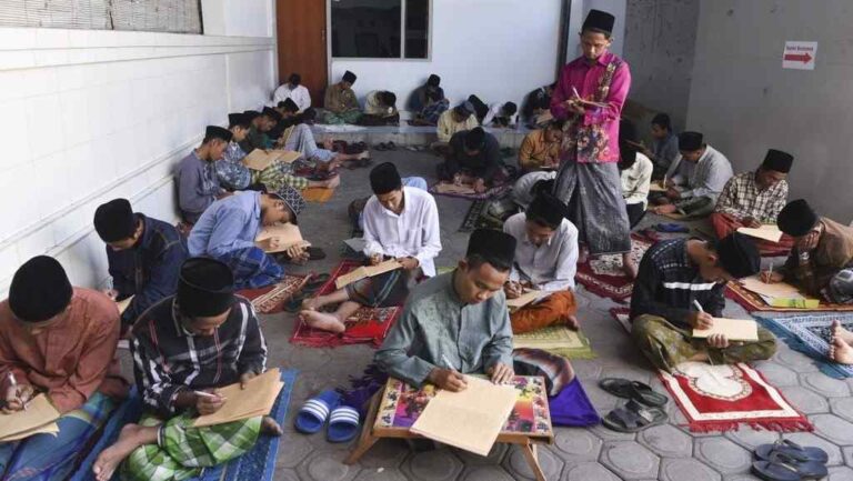 Asal-Usul Hizib Hirzul Jausyan: Antara Timur Tengah dan Pesantren Nusantara