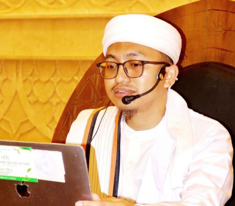 DR. KH. Mustain Nasoha, Ketua Fatwa MUI Surakarta Penggunaan Busana Lawan Jenis dalam Karnaval Kemerdekaan Hukumnya Haram