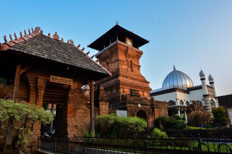 Menggali Genealogi dan Menziarahi Historiografi Kebudayaan Islam Nusantara